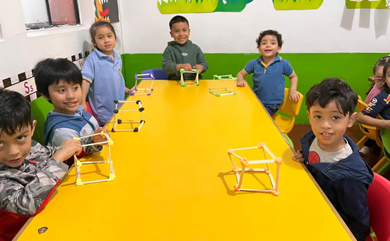 Niños de preescolar aprendiendo mediante enfoque constructivista